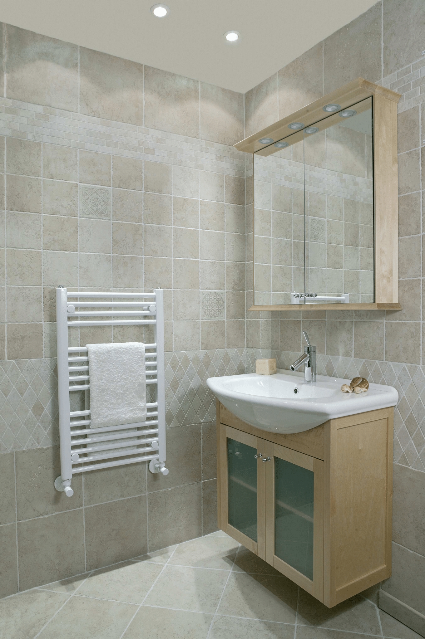 ICO Bath E1051 Tuzio Savoy 23.5"x47.5" Electric Plug-In Towel Warmer - Gloss White - Click Image to Close